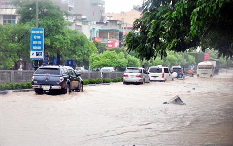 Thủ tướng yêu cầu theo dõi chặt chẽ diễn biến bão số 2 - 1 Mưa
lớn khiến nhiều tuyến phố của TP Hạ Long bị ngập (Ảnh: Báo Quảng Ninh)