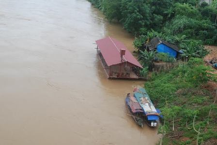 Khu vực nơi cháu Nguyễn Ngọc Song đứng chơi trượt chân ngã xuống sông Hồng mất tích sáng ngày 20/7
