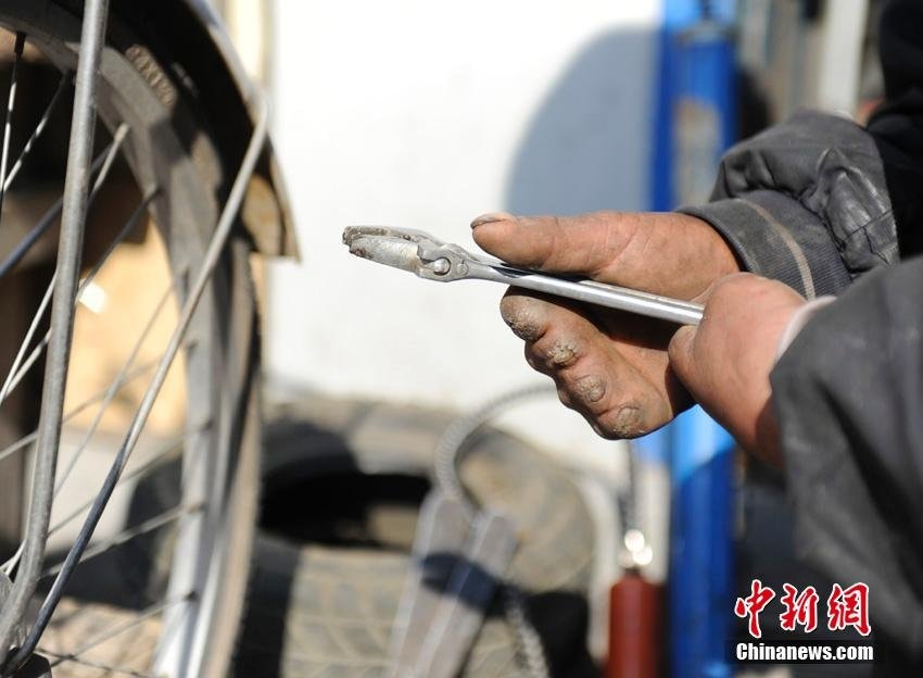 Người không chân, mất 9 ngón tay vẫn sửa xe đạp siêu đẳng - 3 Người không chân, mất 9 ngón tay vẫn sửa xe đạp siêu đẳng - 3