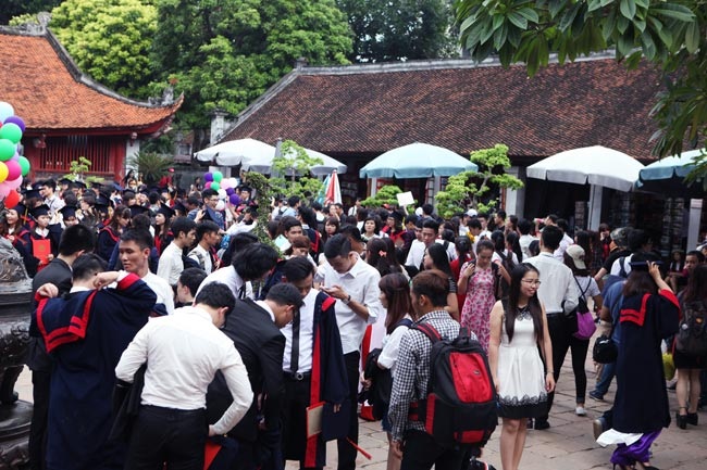 Khách khổ sở vào thăm Văn Miếu vì SV chụp ảnh kỷ yếu - 13 Khách khổ sở vào thăm Văn Miếu vì SV chụp ảnh kỷ yếu - 13