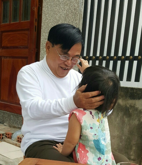 Sài Gòn ăn Tết... ngược - 3 Ông Lê Khắc Trâm trông cháu giúp các con trong những ngày giáp tết
