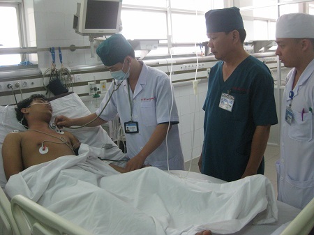 Các BS khoa Hồi sức – Cấp cứu BV 175 đang tiến hành khám và hội chẩn tại giường cho bệnh nhân Minh