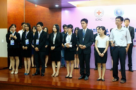 Sinh viên hào hứng với cuộc thi Phiên tòa giả định về Luật Nhân đạo quốc tế - 1 Sinh viên tham gia cuộc thi phiên tòa giả định giới thiệu về mình