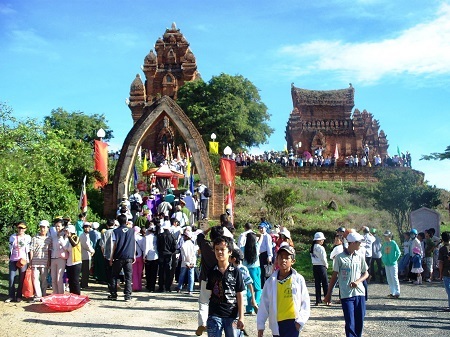 Rộn ràng lễ hội KaTê của người Chăm - 2 Đông đão người dân vui hội KaTê