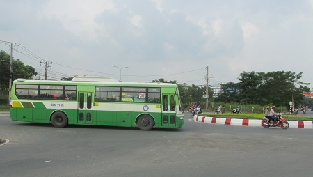 ĐH Quốc gia TPHCM, tìm hướng "gỡ" cho vấn nạn giao thông - 1 Khu vực vòng xoay xảy ra tai nạn với xe buýt khiến một sinh viên tử vong vào ngày 28/10