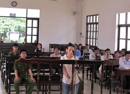 Kế toán tiền lương bệnh viện tham ô hơn 1,3 tỷ đồng - 1 Bị cáo Nguyễn Thị Lan Anh đang trả lời thẩm vấn tại tòa