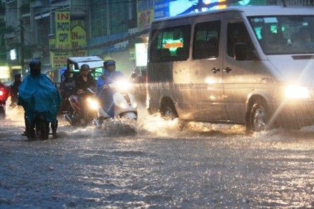 Mỗi khi trời mưa là tuyến đường D2, D3, quận Bình Thạnh lại ngập (ảnh chụp chiều 15/8/2014).