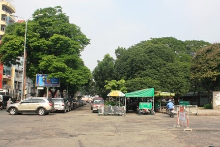 Bãi đậu xe trước công viên Lê Văn Tám (quận 1)