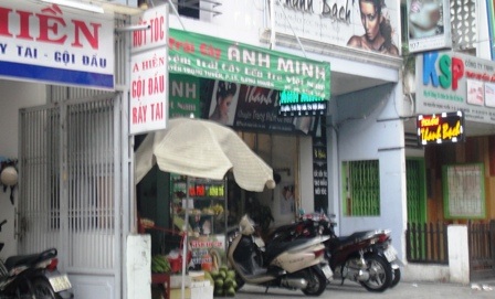 Căn nhà số 105 Nguyễn Trọng Tuyển hiện là cửa hàng bán trái cây Ánh Minh