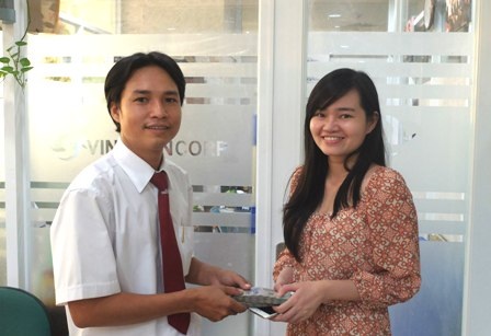 Chị Nguyễn Quốc Ái Nhi vui mừng nhận lại số tiền bỏ quên từ tài xế Lê Huy Quang