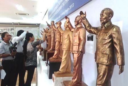 TPHCM dựng tượng đài Bác Hồ cao 7,2m - 1 Người dân thành phố tham quan, đóng góp ý kiến về mẫu phác thảo tượng đài Bác Hồ