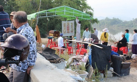 Vớt được xác một thanh niên nhảy sông - 1 Người nhà đang chuẩn bị hậu sự cho anh Tùng.