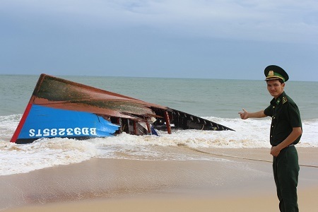 Tìm được thi thể hai thuyền viên trong vụ chìm tàu cá - 1 Tàu cá BĐ 93285TS được kéo vào bờ