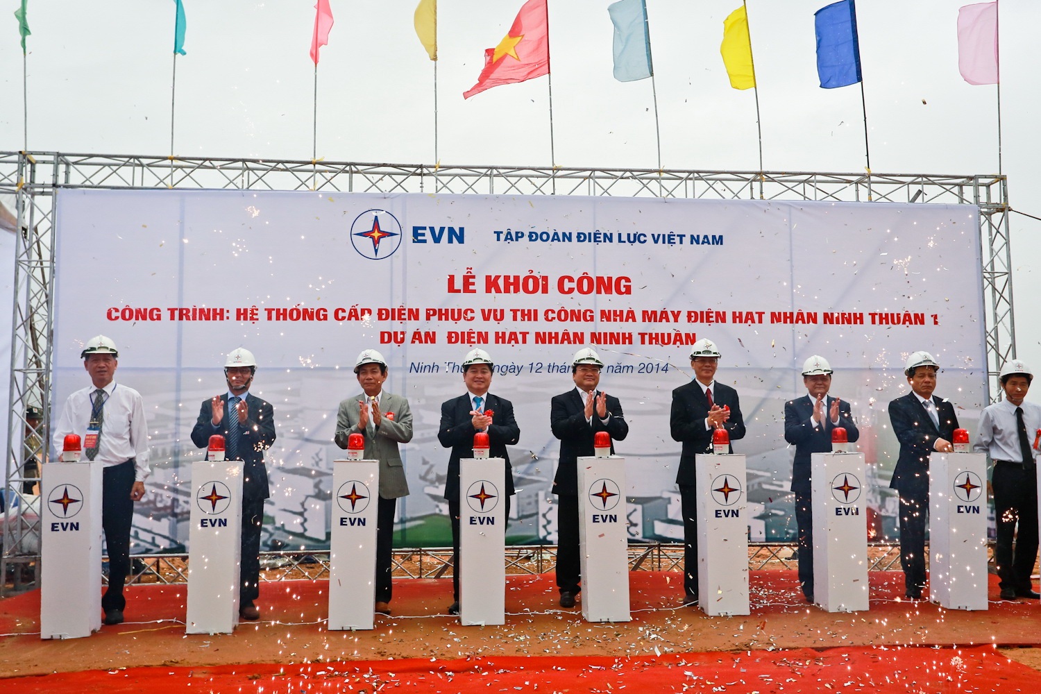 Phó Thủ tướng
Hoàng Trung Hải bấm nút khởi công công trình.