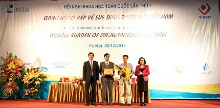 TS Bùi Thị Thu Nhuận nhận giải thưởng dinh dưỡng VINUTAS – DUTCH LADY 2014 - 1 TS Bùi Thị Thu Nhuận nhận giải thưởng dinh dưỡng VINUTAS – DUTCH LADY 2014