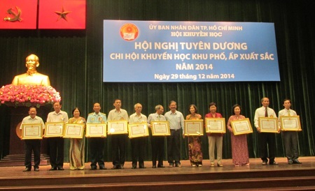 Tuyên dương 50 cá nhân, tập thể làm công tác khuyến học - 1 Đại diện các tập thể được tuyên dương sáng nay 29/12.