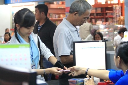 Ga Sài Gòn bán vé tàu Tết qua mạng từ sáng nay - 1 Hành khách đến ga lấy vé chậm nhất là trước giờ tàu chạy 30 phút.