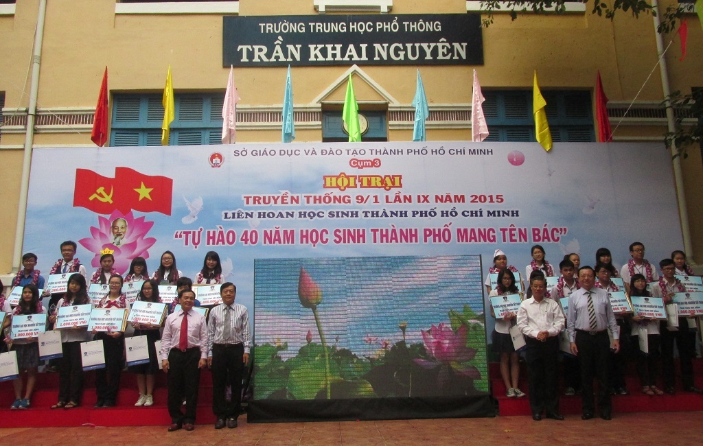 TPHCM tuyên dương 237 học sinh 3 tốt toàn thành - 2 Lãnh đạo TPHCM khen thưởng cho học sinh đạt thành tích 3 tốt trong năm qua
