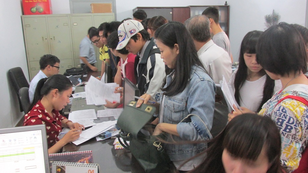 Nhận hồ sơ thí sinh tự do kể cả ngày nghỉ lễ - 2 Nhân viên tiếp nhận hồ sơ làm việc luôn tay vì quá đông thí sinh