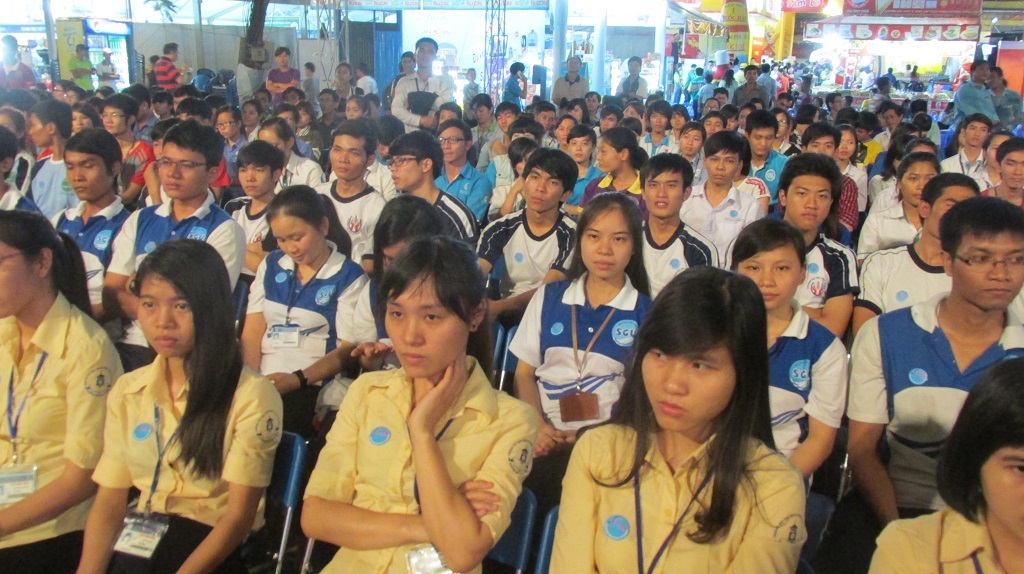 300 suất quà tặng sinh viên đón Tết xa nhà - 1 Sinh viên đến từ các KTX thuộc nhiều trường trên địa bàn TPHCM phải đón Tết xa nhà chờ nhận quà.