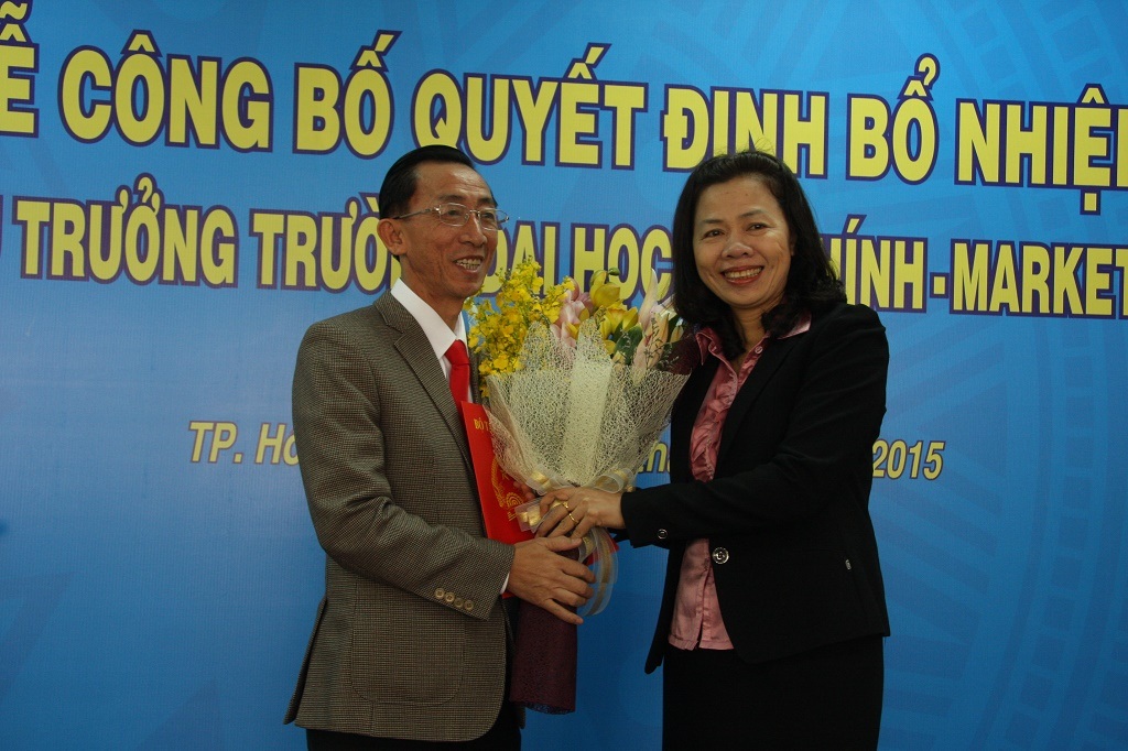 PGS.TS Trần
Hoàng Ngân (trái) nhận nhiệm vụ mới vào sáng nay 9/2