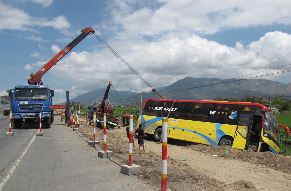 Xe khách lao xuống ruộng, 40 hành khách thót tim - 1 Lực lượng cứu hộ
đang cẩu chiếc xe khách