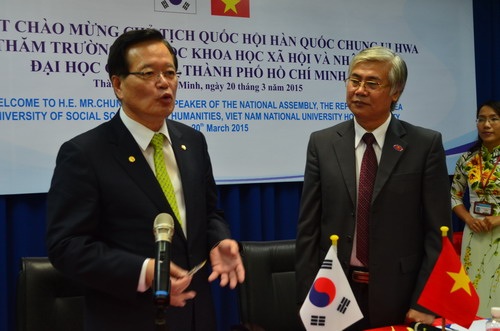 Chủ tịch Quốc hội Hàn Quốc giao lưu với sinh viên TPHCM - 1 Chủ tịch Quốc hội Hàn Quốc Chung Ui Hwa (bên trái) trong buổi đối thoại với sinh viên Việt Nam.