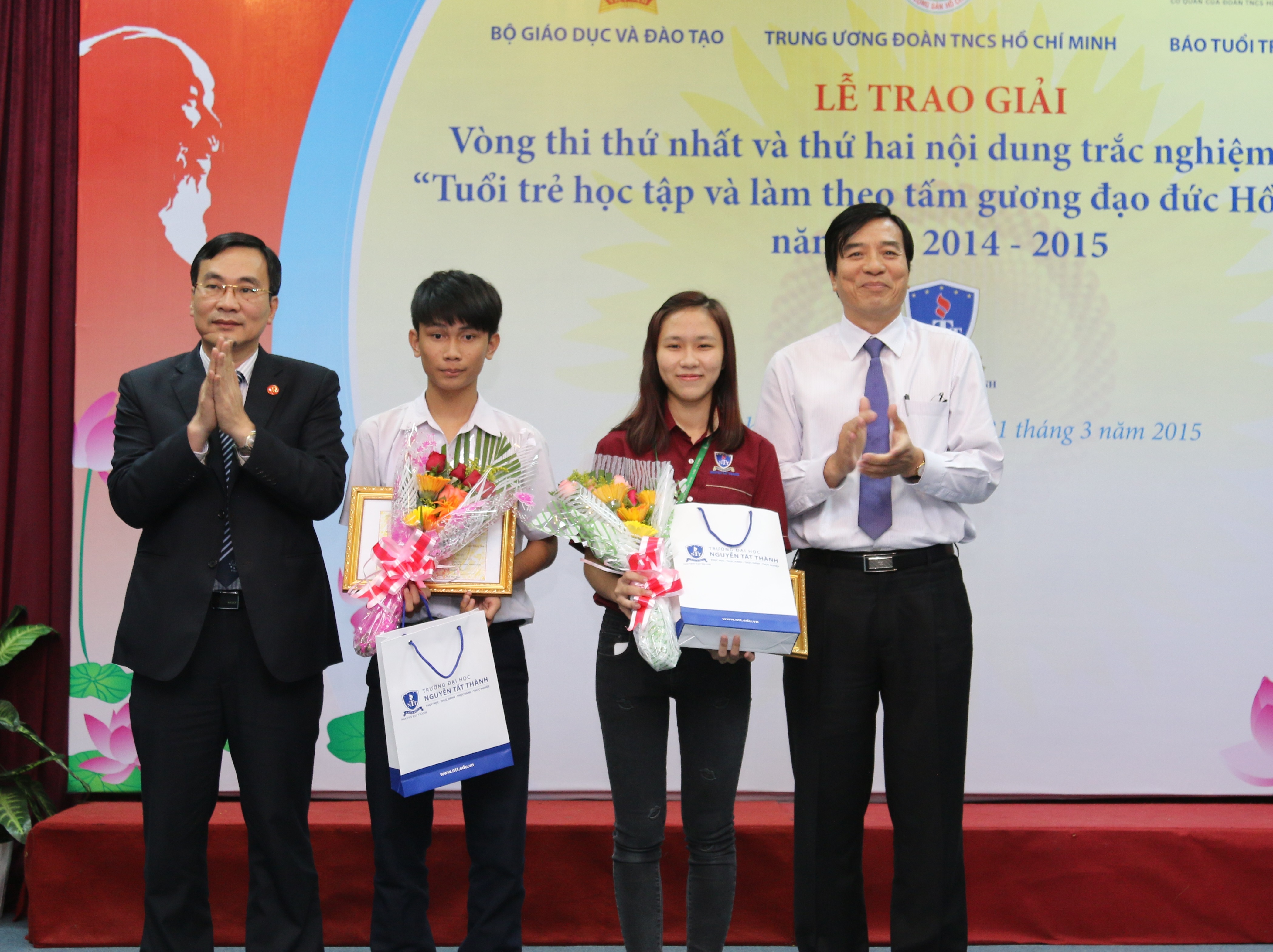 Hơn 40.000 bạn trẻ dự thi học tập và làm theo tấm gương đạo đức Hồ Chí Minh - 2 Hai thí sinh xuất sắc được trao giải Nhất.