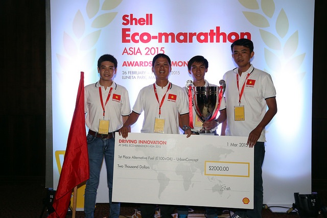 ĐH Lạc Hồng vô địch cuộc thi chế tạo xe tiết kiệm nhiên liệu châu Á - 2 Đội xe LH-Gold Energy nhận cúp vô địch.