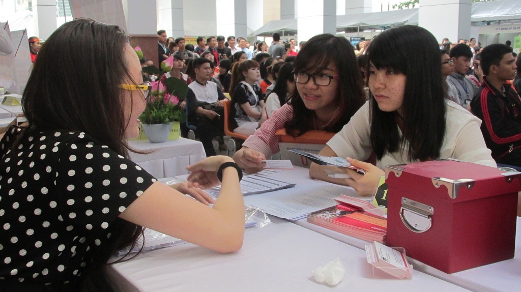 TPHCM: 300 sinh viên tìm được việc ngay ngày hội việc làm - 1 Sinh viên tham gia phỏng vấn trong chương trình ngày hội việc làm sáng nay