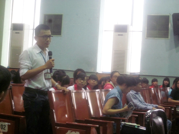 GS.TS Nguyễn Đông Phong - hiệu trưởng Trường ĐH Kinh tế TPHCM lên phát biểu khai mạc buổi lễ.