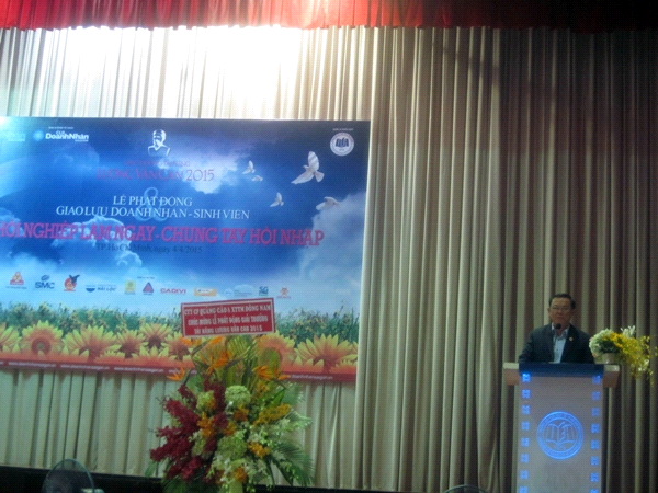 GS.TS Nguyễn Đông Phong - hiệu trưởng Trường ĐH Kinh tế TPHCM lên phát biểu khai mạc buổi lễ.