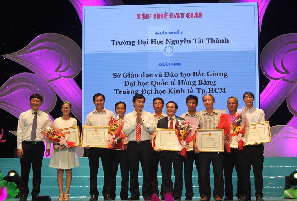 SV khoa Môi trường đạt giải Nhất cuộc thi “Tuổi trẻ học tập và làm theo tấm gương đạo đức Hồ Chí Minh” - 2 Ban tổ chức trao giải tập thể cho các tập thể được giải chung cuộc