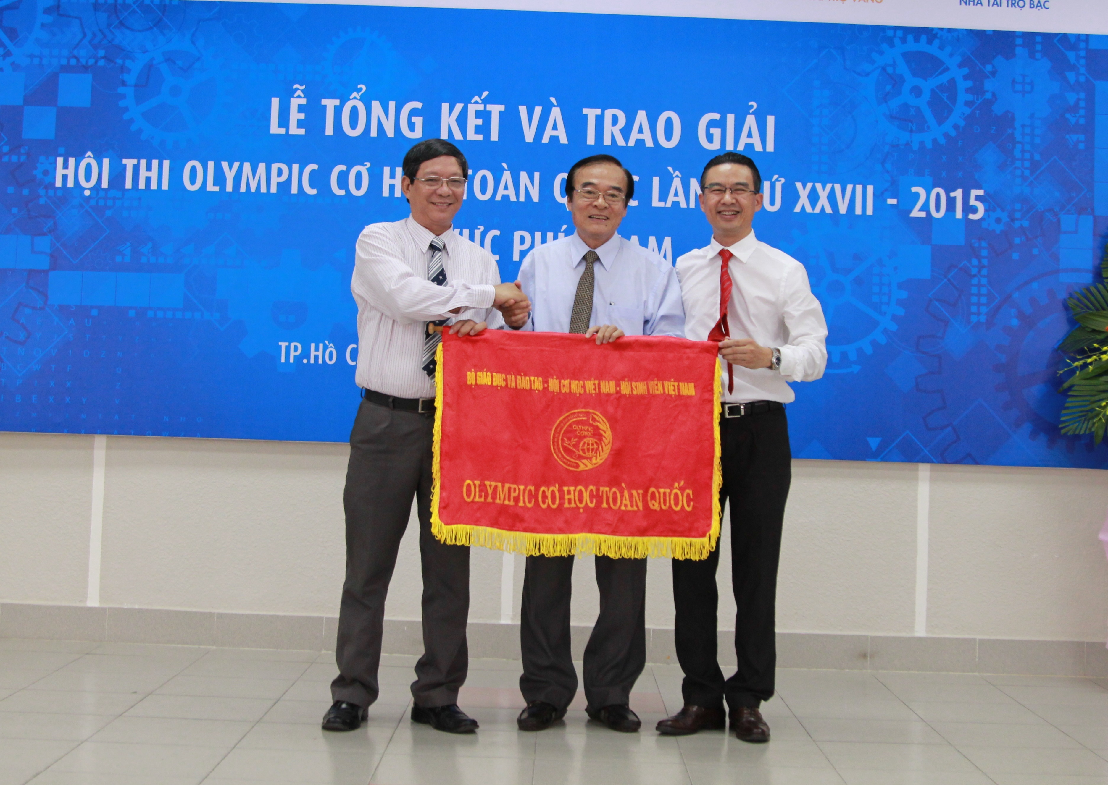 Trao cờ đăng cai hội thi Olympic cơ học cho trường ĐH Giao thông vận tải TPHCM