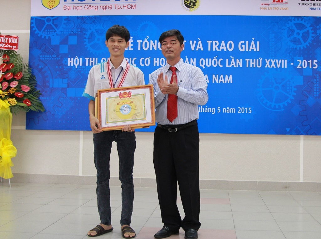 Sinh viên Võ Duy Công (trường ĐH Bách khoa TPHCM) nhận giải nhất