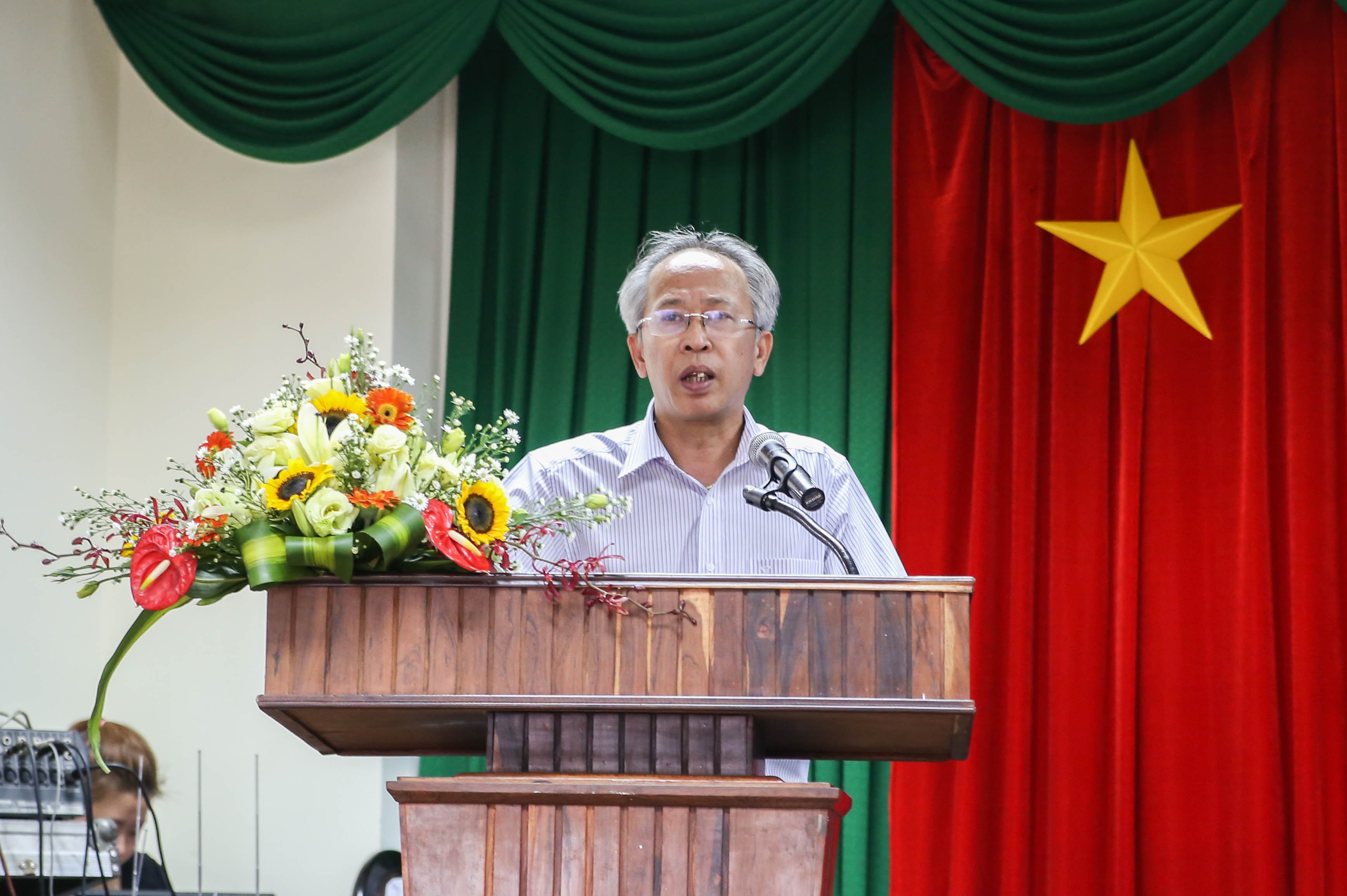 Phát động NTĐV 2015: Sức trẻ hãy sáng tạo để đóng góp cho cộng đồng - 6 Ông Nguyễn Long khích lệ các
sinh viên sáng tạo, tham gia vào “sân chơi” Nhân tài Đất Việt