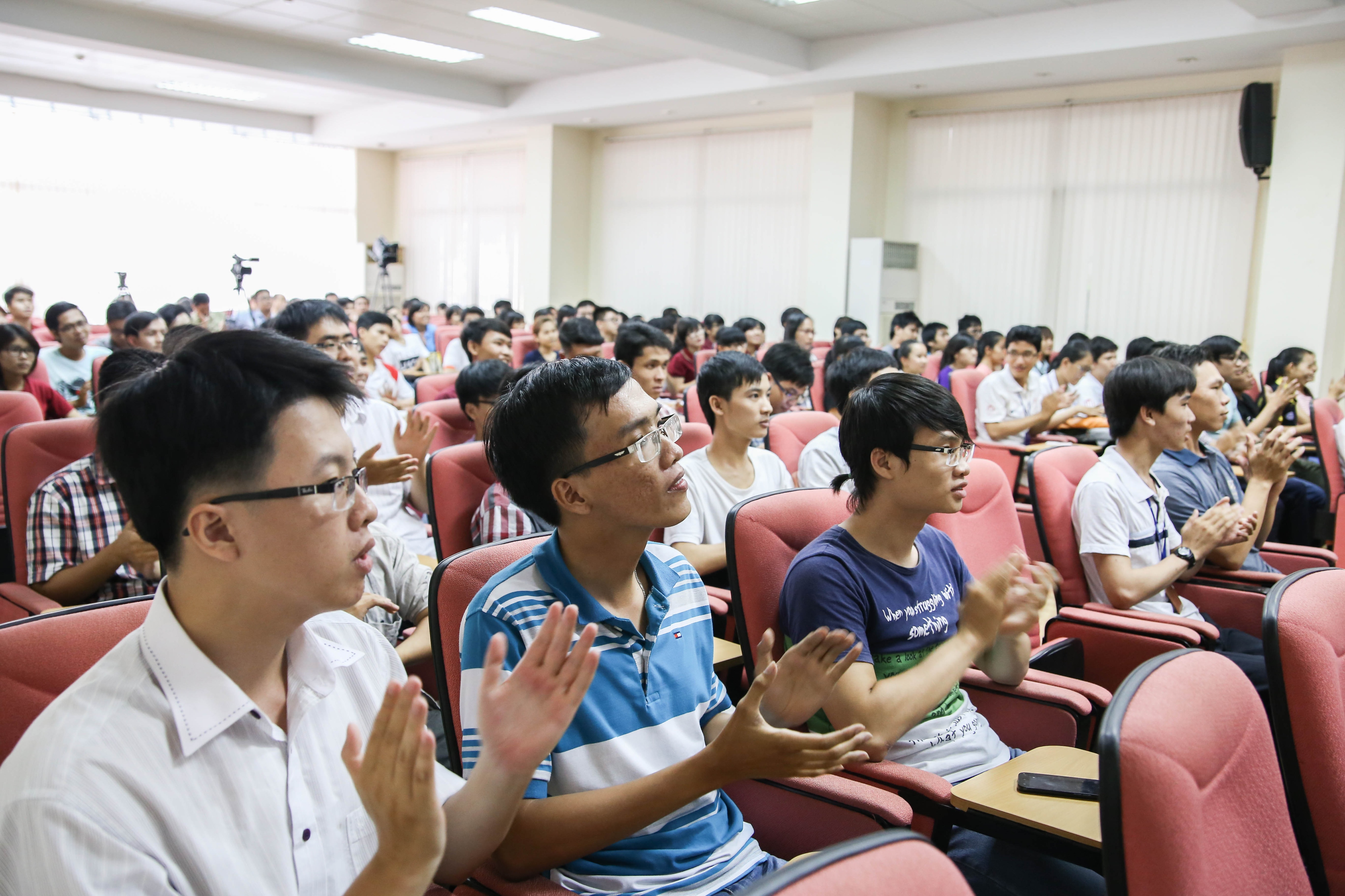 Phát động NTĐV 2015: Sức trẻ hãy sáng tạo để đóng góp cho cộng đồng - 7 Sinh viên hào hứng trong buổi
giao lưu phát động Giải thưởng Nhân tài Đất Việt năm nay