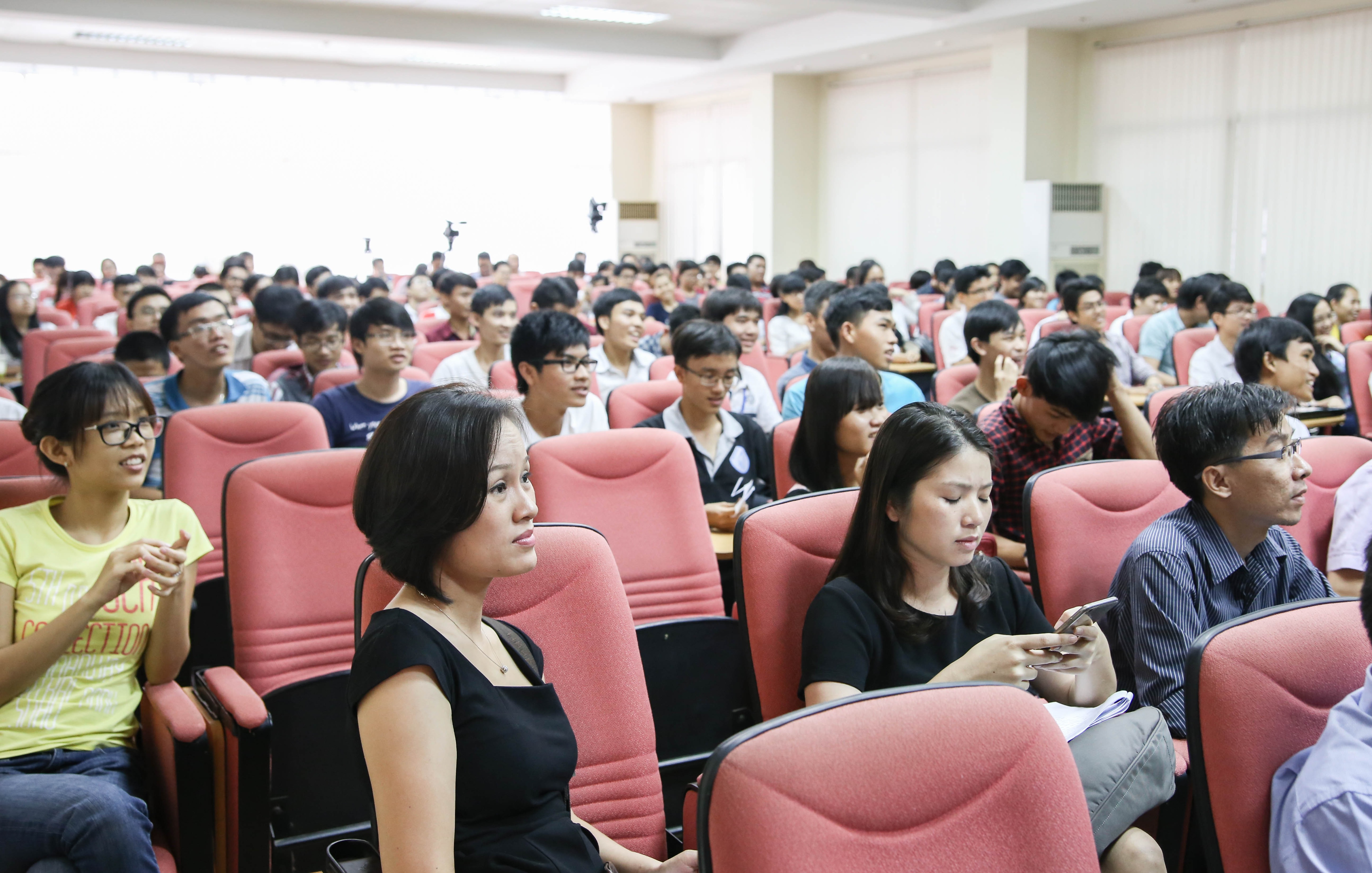 Phát động NTĐV 2015: Sức trẻ hãy sáng tạo để đóng góp cho cộng đồng - 8 Sinh viên hào hứng trong buổi
giao lưu phát động Giải thưởng Nhân tài Đất Việt năm nay