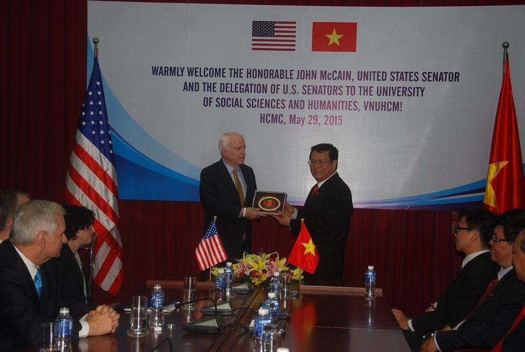 Thượng nghị sĩ Mỹ nói chuyện với sinh viên TPHCM về biển Đông - 1 Trước khi giao lưu với sinh viên,