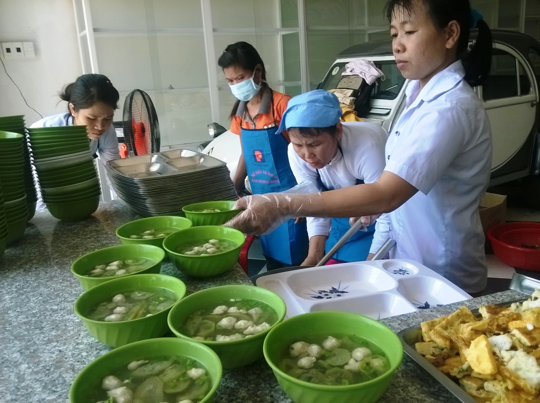 Tại quán Nụ cư