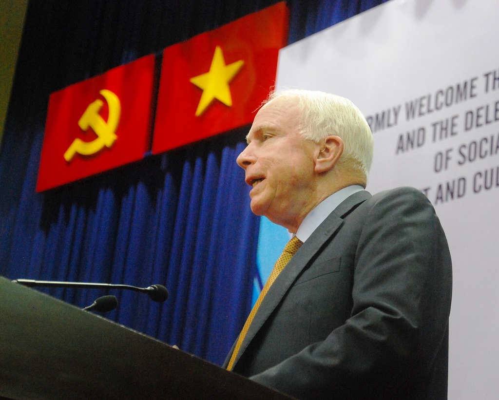 Thượng nghị sĩ Mỹ nói chuyện với sinh viên TPHCM về biển Đông - 4 Ông McCain phát biểu trước đông đảo sinh viên