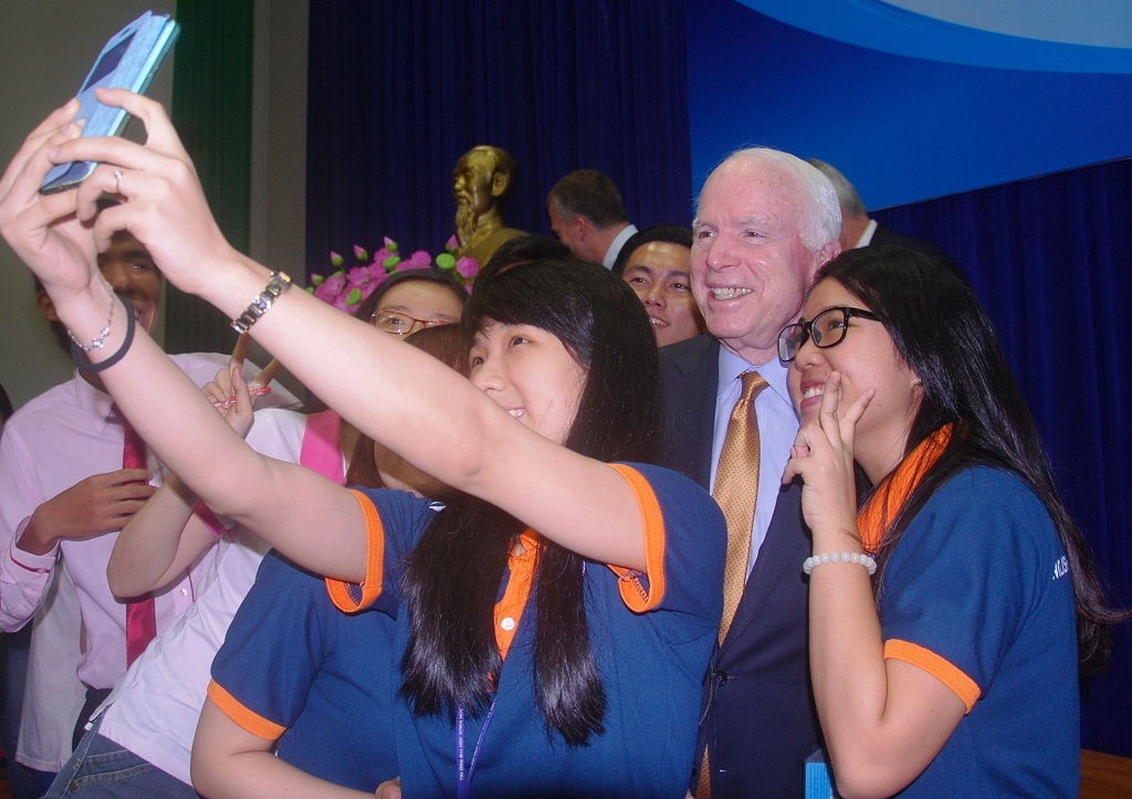 Thượng nghị sĩ Mỹ nói chuyện với sinh viên TPHCM về biển Đông - 8 Thượng nghị sỹ McCain cũng có khoảnh khắc chụp ảnh với sinh viên.