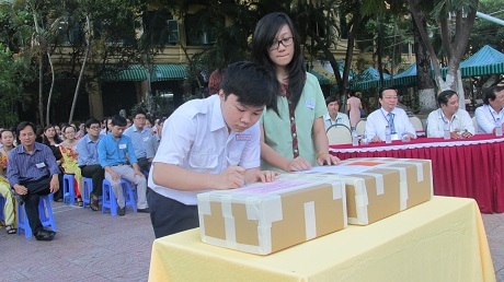 Hồi hộp bước vào buổi thi đầu tiên vào lớp 10 - 33 Hai thí sinh kiểm tra niêm phong của hai thùng đề thi
