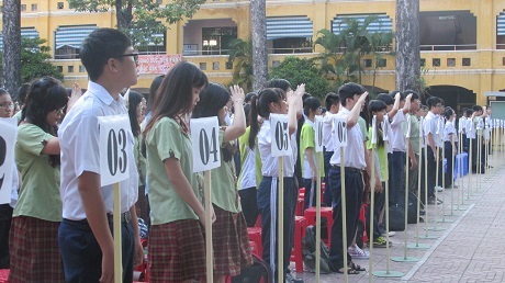 Hồi hộp bước vào buổi thi đầu tiên vào lớp 10 - 30 Hơn 770 thí sinh tại hội đồng thi THCS Hồng Bàng chào cờ trong lễ khai mạc kỳ thi lớp 10