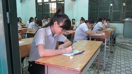 Hồi hộp bước vào buổi thi đầu tiên vào lớp 10 - 36 Thí sinh chuẩn bị thi môn đầu tiên. (Ảnh: Lê Phương)