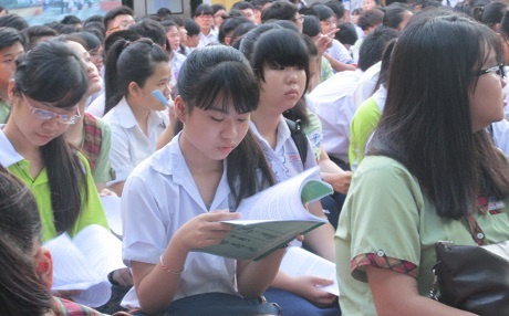 TPHCM: 80% thí sinh sẽ vào được lớp 10 công lập - 5 Tranh thủ mọi lúc mọi nơi để dò bài