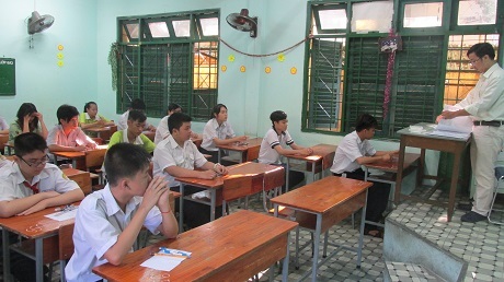 Hồi hộp bước vào buổi thi đầu tiên vào lớp 10 - 35 Ổn định thí sinh tại phòng thi chờ phát đề