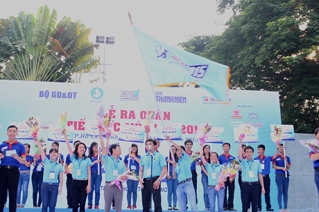 Hơn 9.000 sinh viên ra quân tiếp sức mùa thi năm 2015 - 3 Ngọn cờ của chương trình Tiếp sức mùa thi năm 2015 được giương cao chính thức phát động lễ ra quân