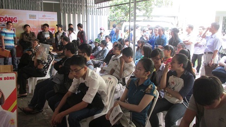 Đông nghịt thí sinh trong ngày đầu nhận giấy báo dự thi THPT quốc gia - 3 Dù được bố trí sẵn ghế nhưng thí sinh
đổ về quá đông nên nhiều bạn đành phải đứng chờ