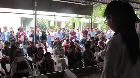 Đông nghịt thí sinh trong ngày đầu nhận giấy báo dự thi THPT quốc gia - 1 Từ sáng sớm đã đông nghịt thí sinh đến
đăng ký lấy giấy báo dự thi